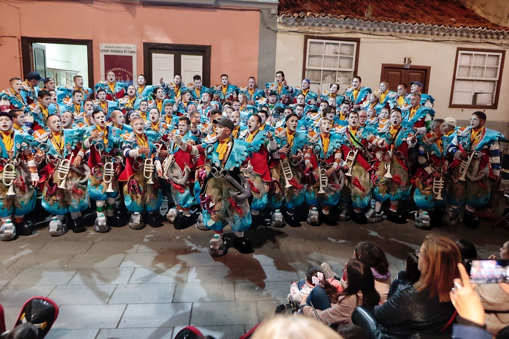 Encuentro de la rondalla El Cabo y Bambones en la calle de La Noria