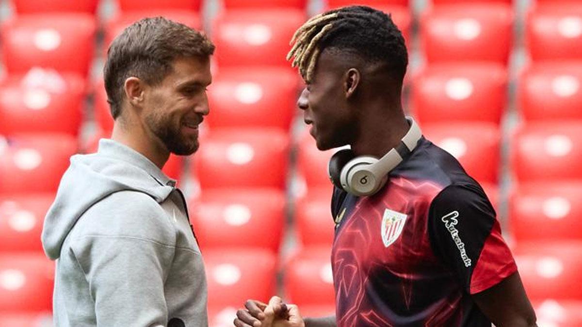 Nico Williams se saluda con I?igo Mart赤nez antes de comenzar el partido