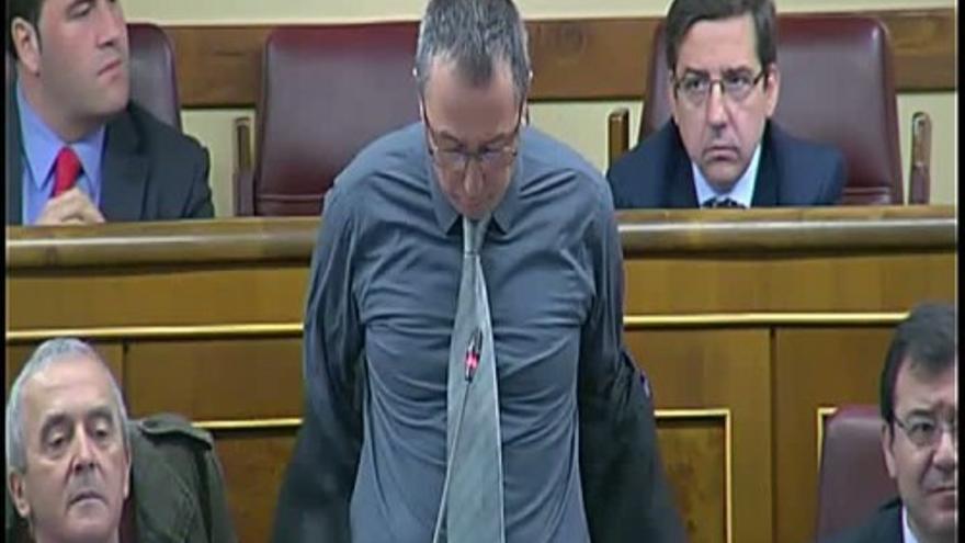 Joan Baldoví se 'desnuda' en el Congreso en apoyo a los desahuciados