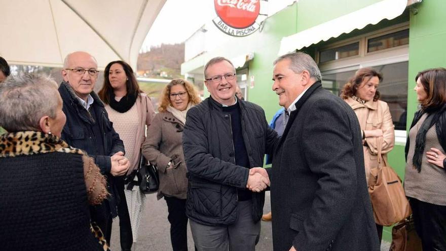 Francisco del Busto saluda a Aníbal Vázquez en la sede de Mejoras del Valle en Turón.