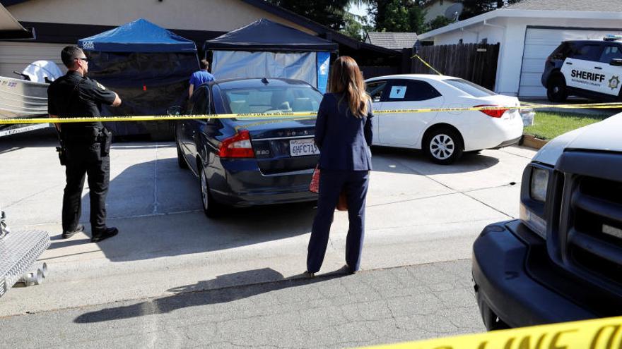 Los policías investigan la casa de Joseph James DeAngelo Jr.