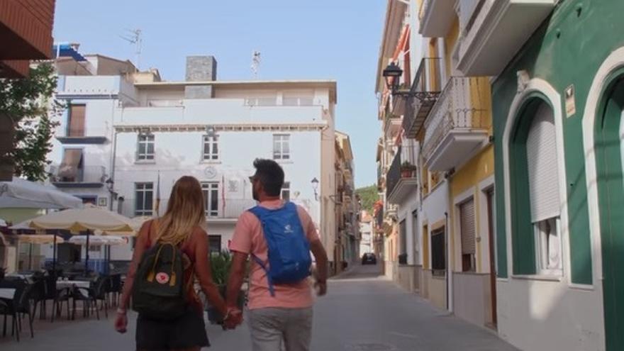 Dos turistas pasean por el casco urbano de Navajas.