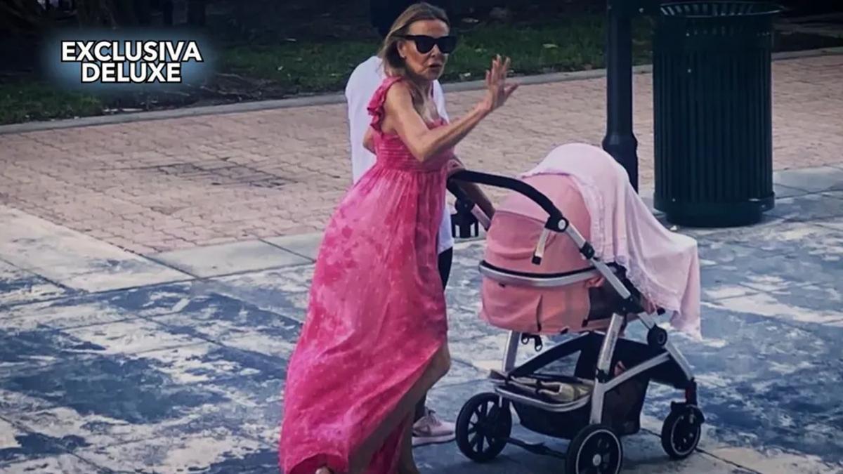 Ana Obregón paseando a su nieta