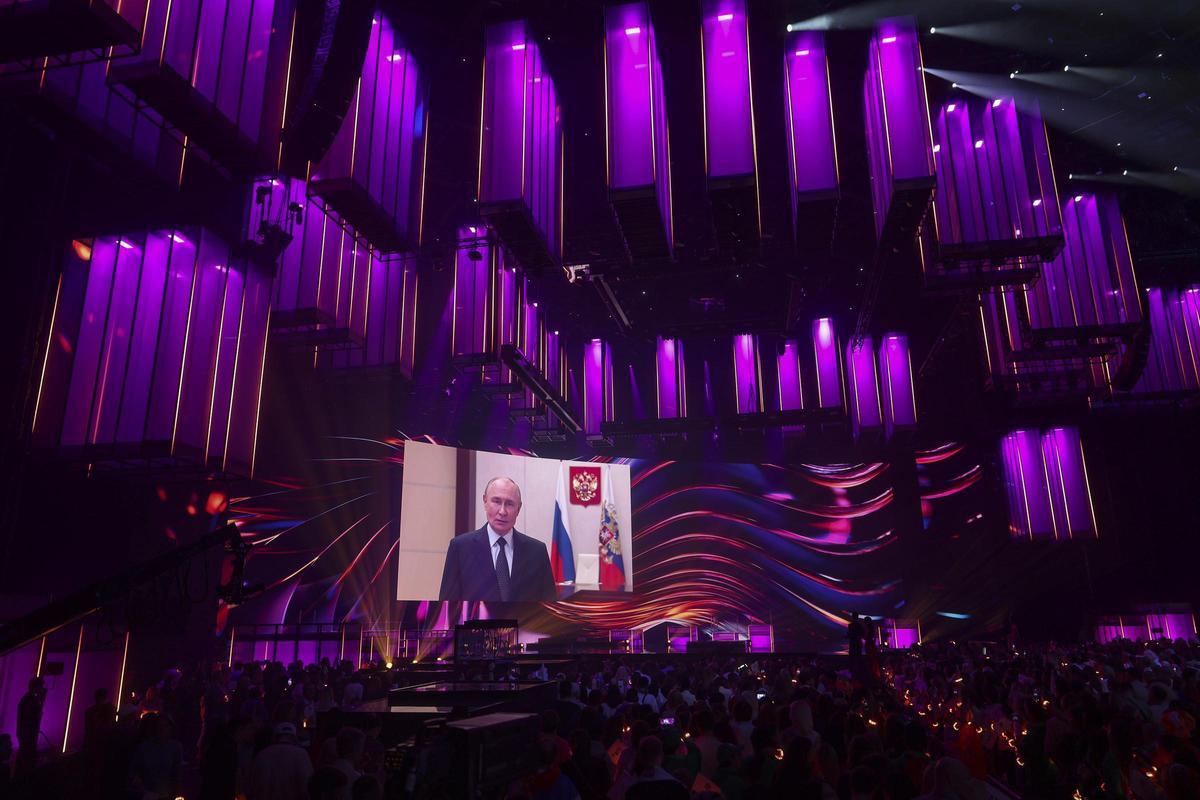 El presidente Vladímir Putin se dirige a la audiencia en el arranque del festival de Intervisión, en Moscú.