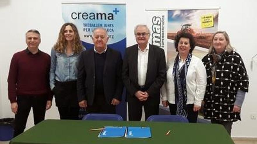 El director general de masymas y la gerente del Creama en la firma.