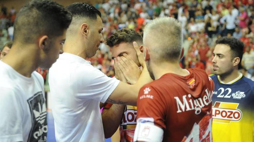 Andresito es consolado por Cardinal y Miguelín al final del encuentro de ayer en el Palacio.