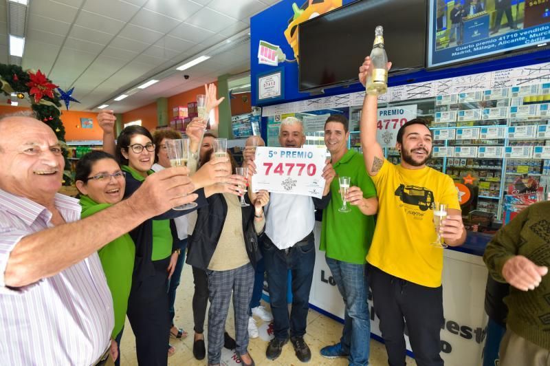 22-12-2019 SANTA LUCÍA DE TIRAJANA. 5º premio del sorteo de Navidad de la Loteria Nacional, vendido en el despacho situado en el Supermercado Doctoral (Grupo Bolaños). Fotógrafo: ANDRES CRUZ  | 22/12/2019 | Fotógrafo: Andrés Cruz