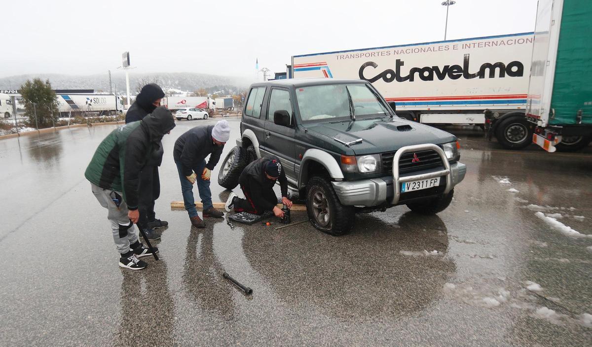 Numerosos transportistas permanecen atrapados en El Rebollar