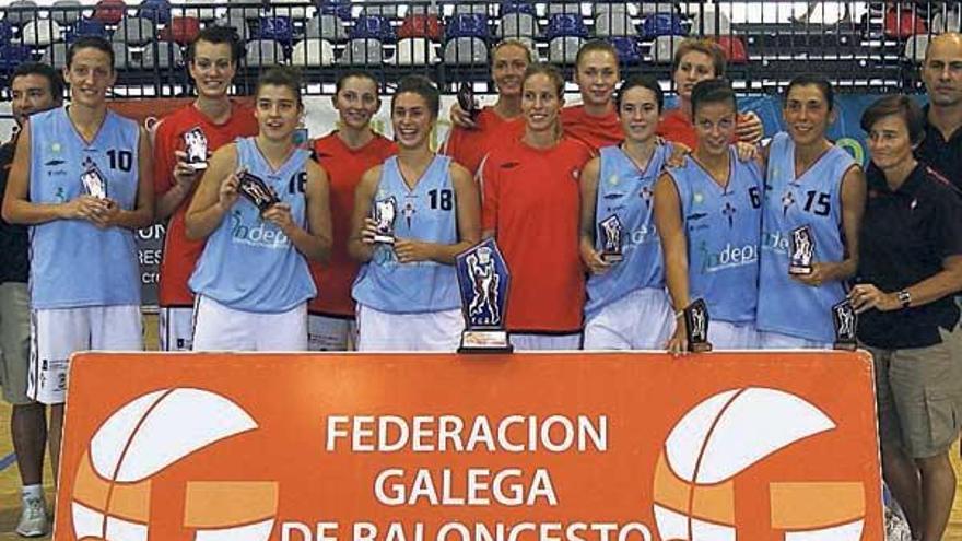 Las jugadoras, con sus trofeos tras la final