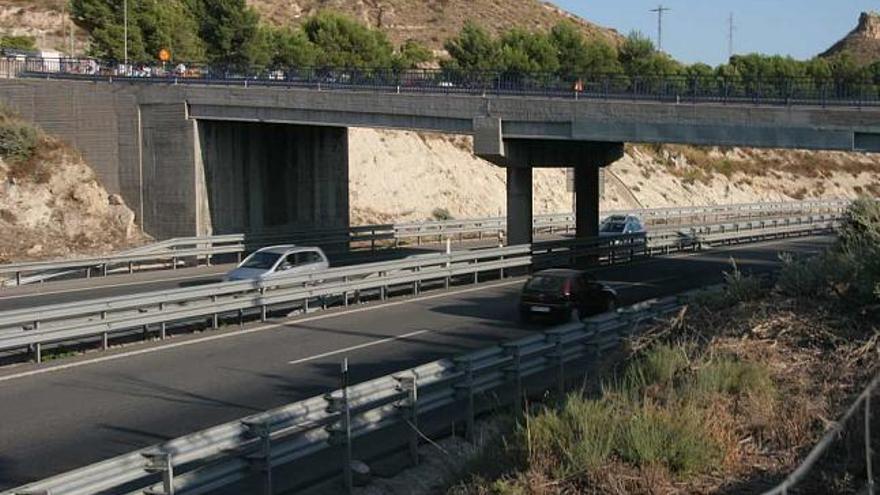 El puente de Cuatro Vientos donde dos niños han estado a punto de causar un accidente al lanzar piedras a los coches