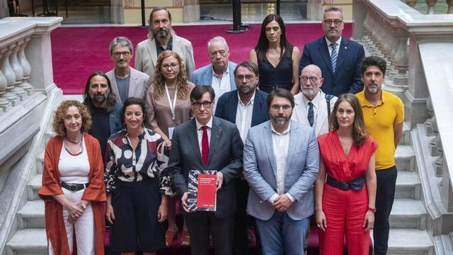Diversos diputats del PSC, ERC i els Comuns envolten Salvador Illa ahir, després de l’aprovació dels pressupostos al Parlament. | JORDI OTIX