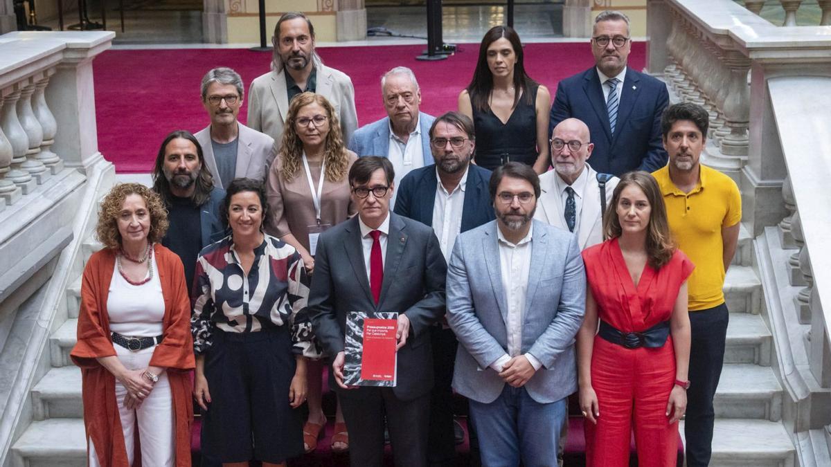 Diversos diputats del PSC, ERC i els Comuns envolten Salvador Illa ahir, després de l’aprovació dels pressupostos al Parlament. | JORDI OTIX
