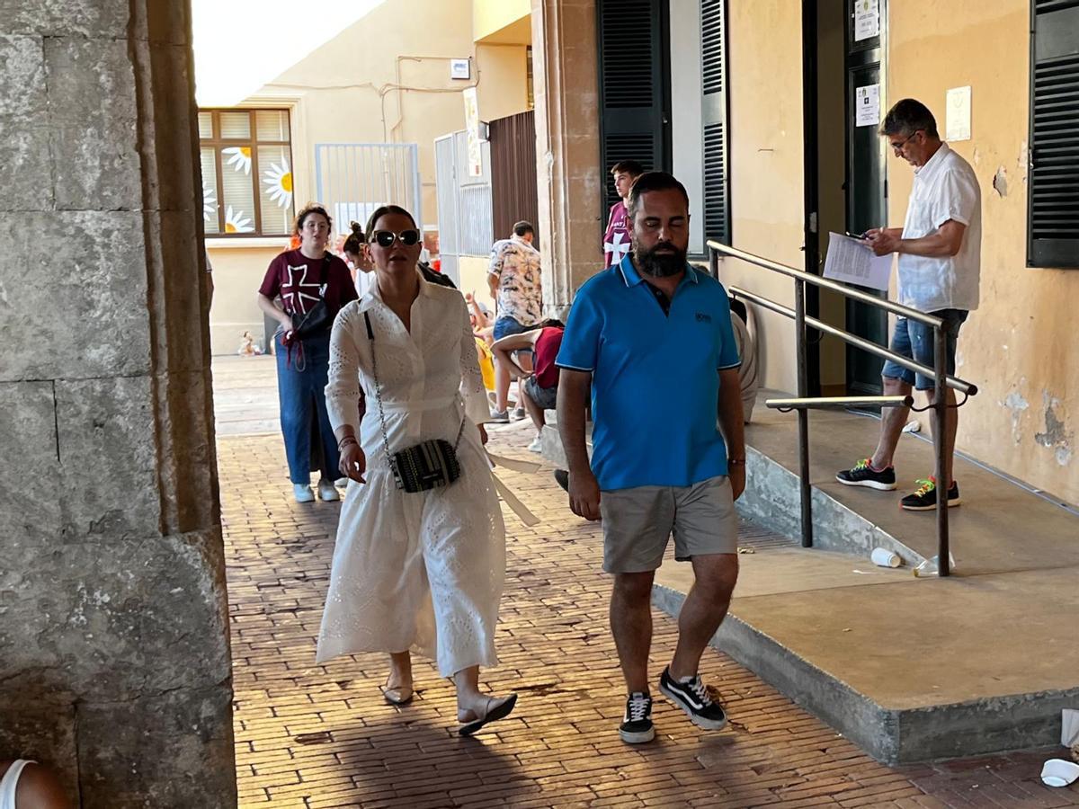 Marga Prohens, con semblante serio, a su llegada al ayuntamiento de Ciutadella