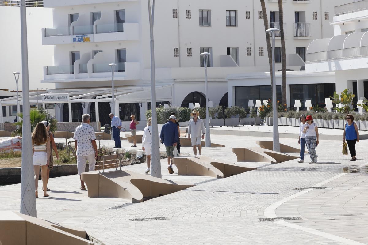 Turistas en el paseo de es Canar, este mes de abril.