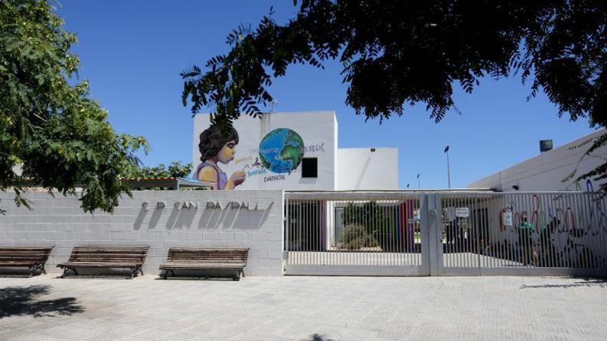 Detalle de la fachada del colegio Can Raspalls de Sant Jordi. | TONI ESCOBAR