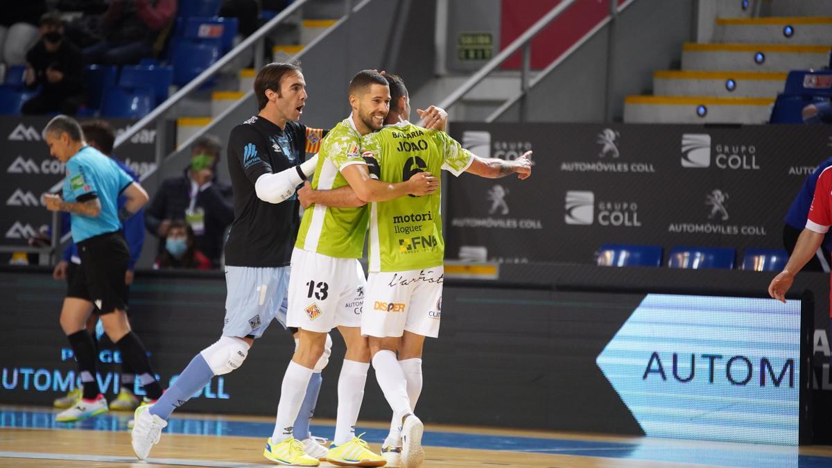 Raúl Campo celebra el gol con Joao y Barrón.