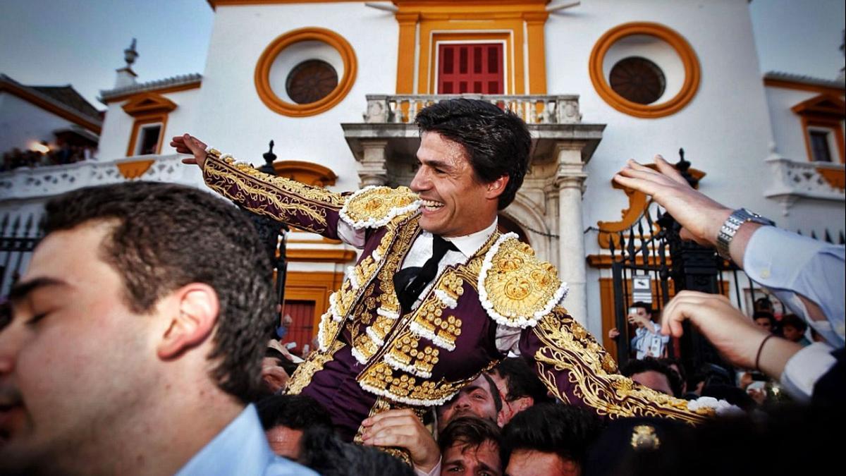 Pablo Aguado sale a hombros de la Maestranza de Sevilla.