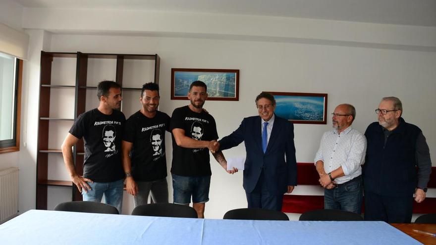 Antonio Cascante (dcha) recibe la donación de miembros de &quot;Kilómetros por Tí&quot;.// Gonzalo Núñez
