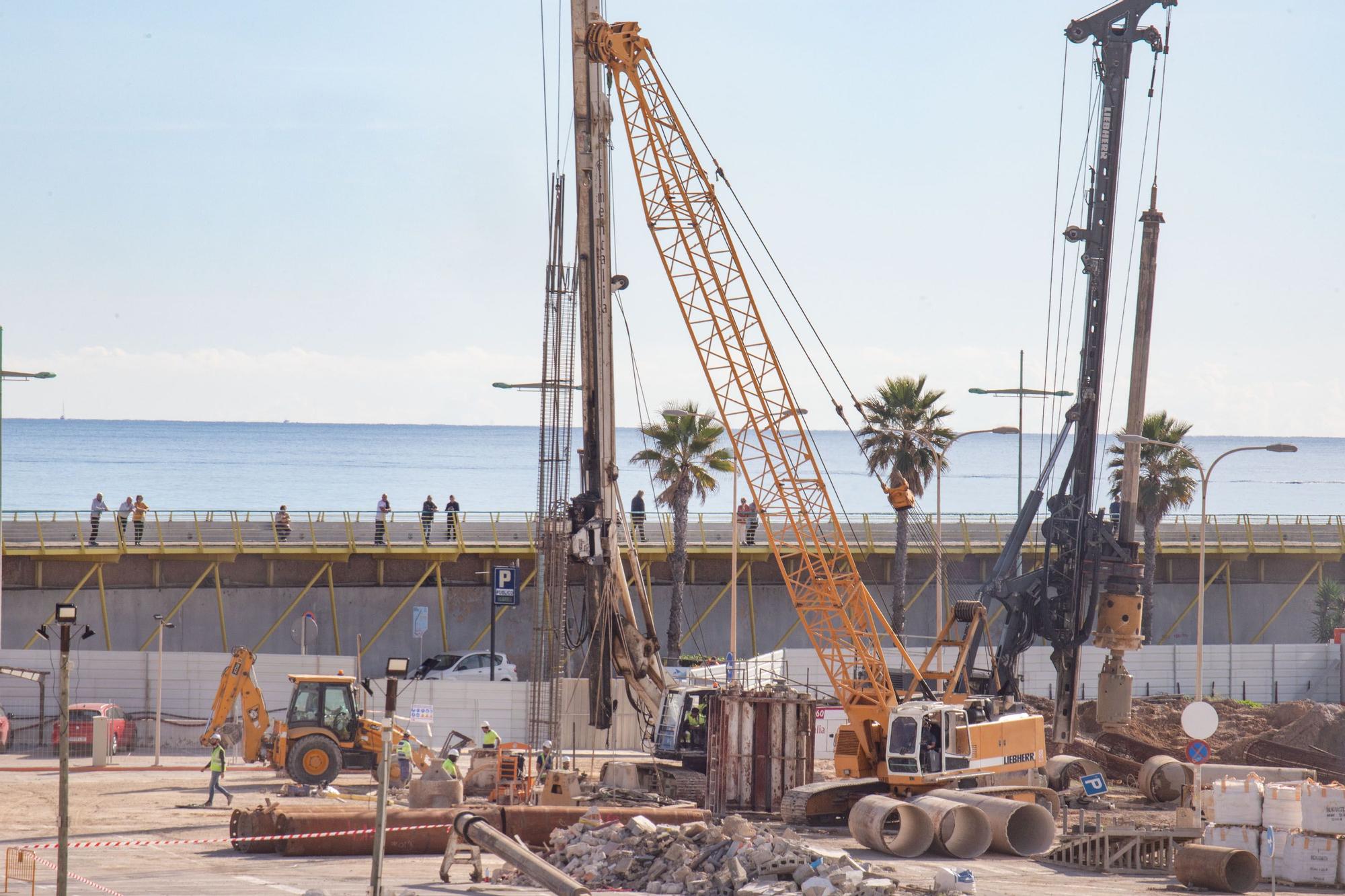 Maquinaria de pilotaje para la construcción del aparcamiento subterráneo en el puerto