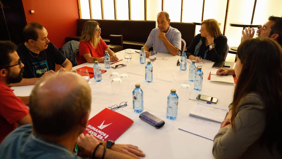 Un momento de la reunión de este viernes entre Cambia Avilés y el PSOE