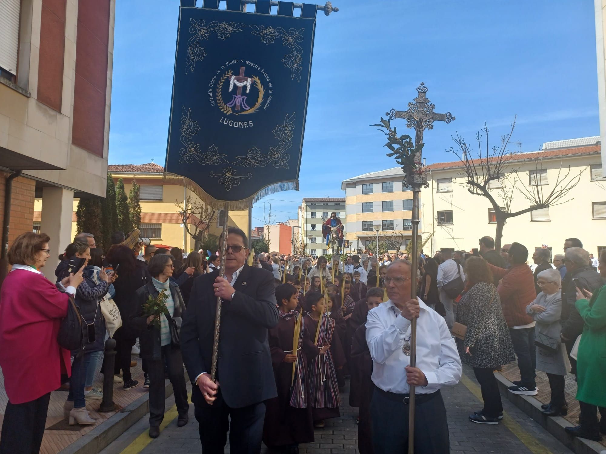 La Borriquilla apasiona en su primera procesión en Lugones, con cientos de vecinos en las calles