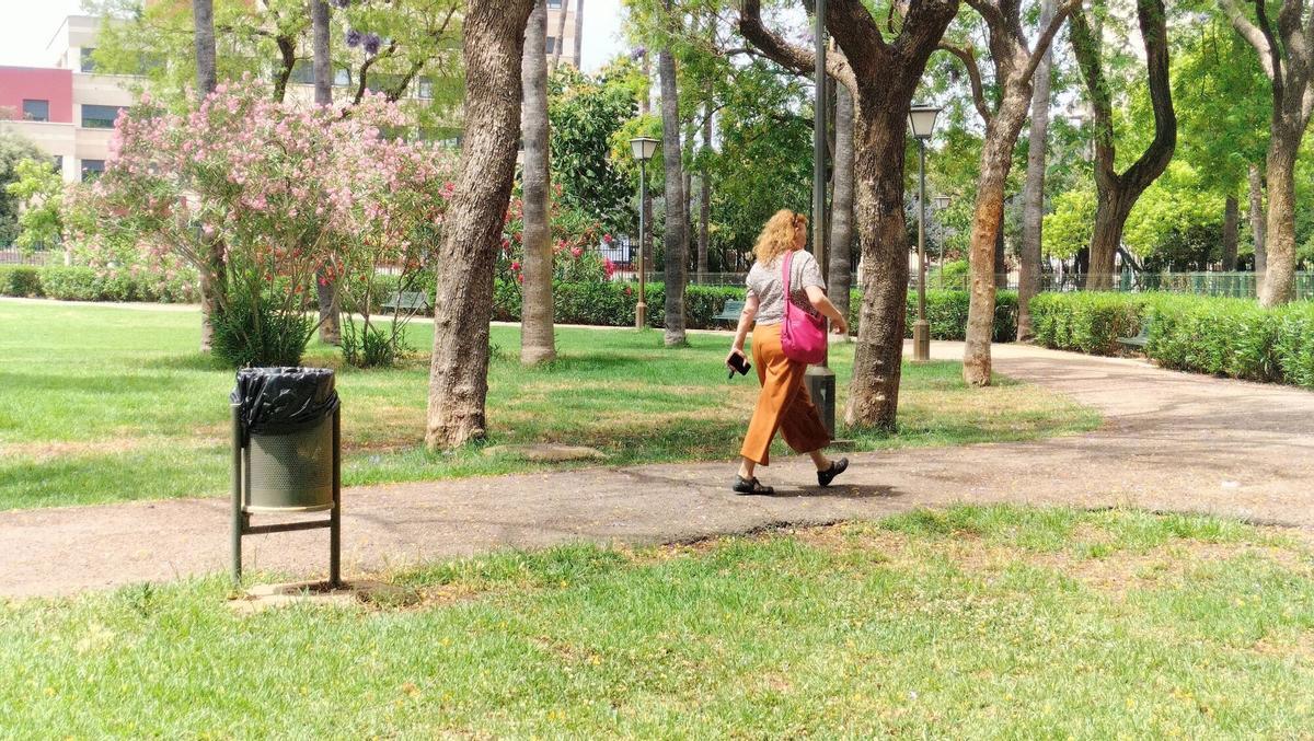 Papeleras en el Parque de los Príncipes de Sevilla, junio de 2025