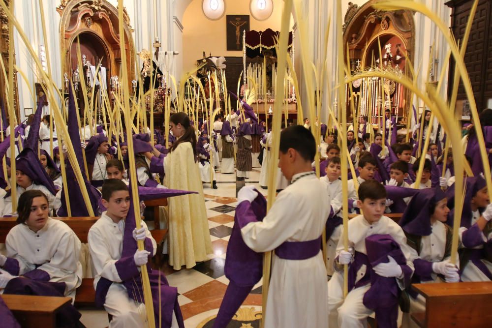 DOMINGO DE RAMOS. Nazarenos de Pollinica aguardan en San Felipe la salida.