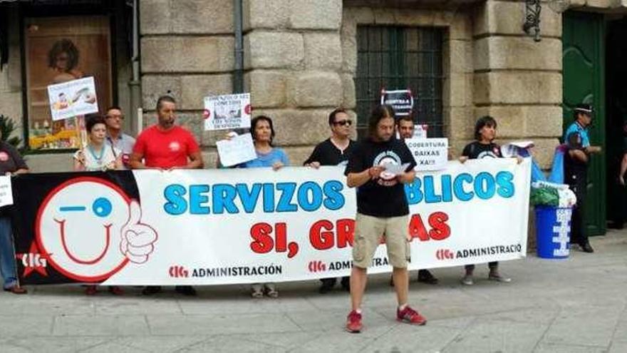 Protesta de parte de la plantilla de Betanzos hace unos años por el &quot;desmantelamiento del servicio de limpieza&quot;.