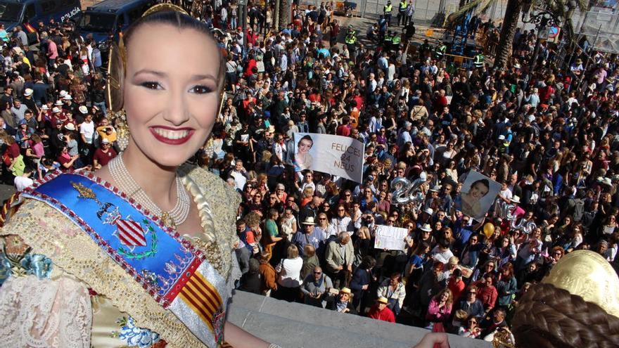 Neus Lozoya, de Maestro Serrano-Alicante, con una pancarta dedicada a ella, durante las pasadas Fallas.