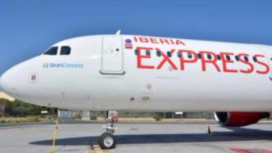 Parte delantera de un avión de Iberia Express.