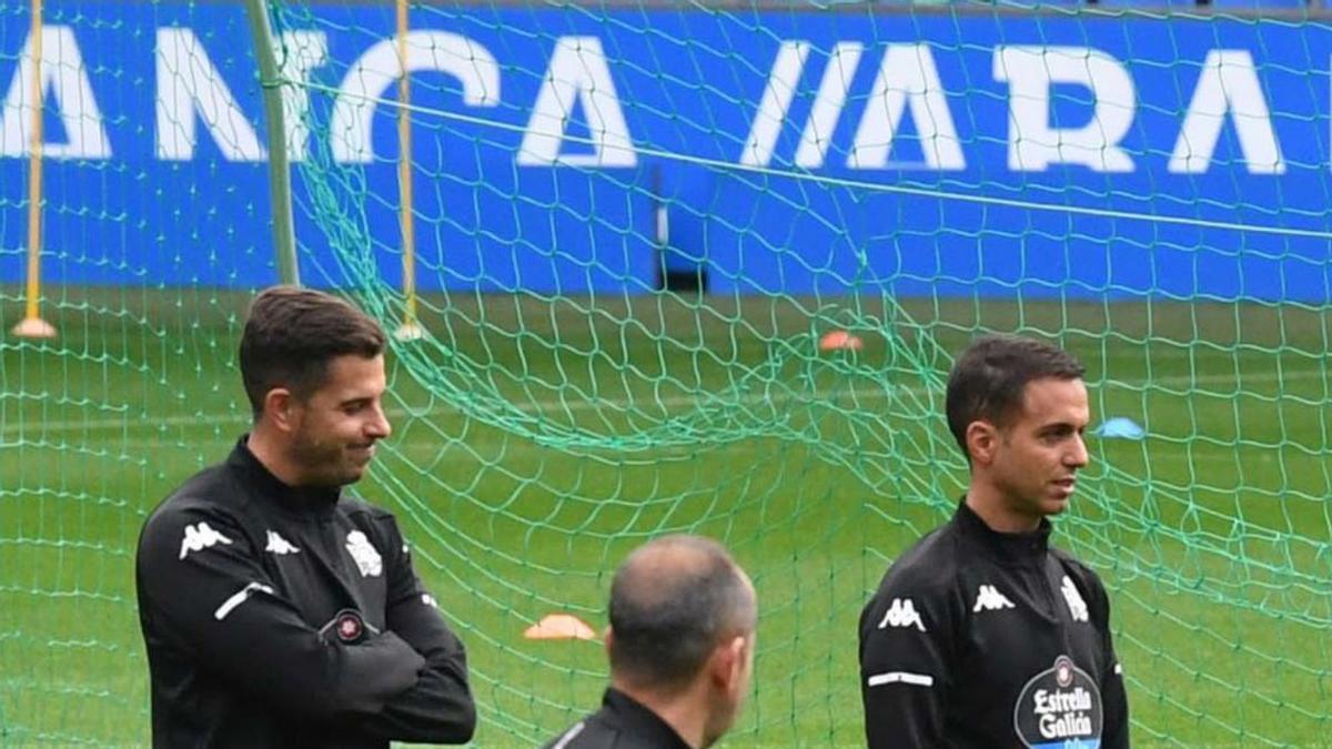 Borja Jiménez, ayer en Riazor con sus ayudantes. |  // VÍCTOR ECHAVE