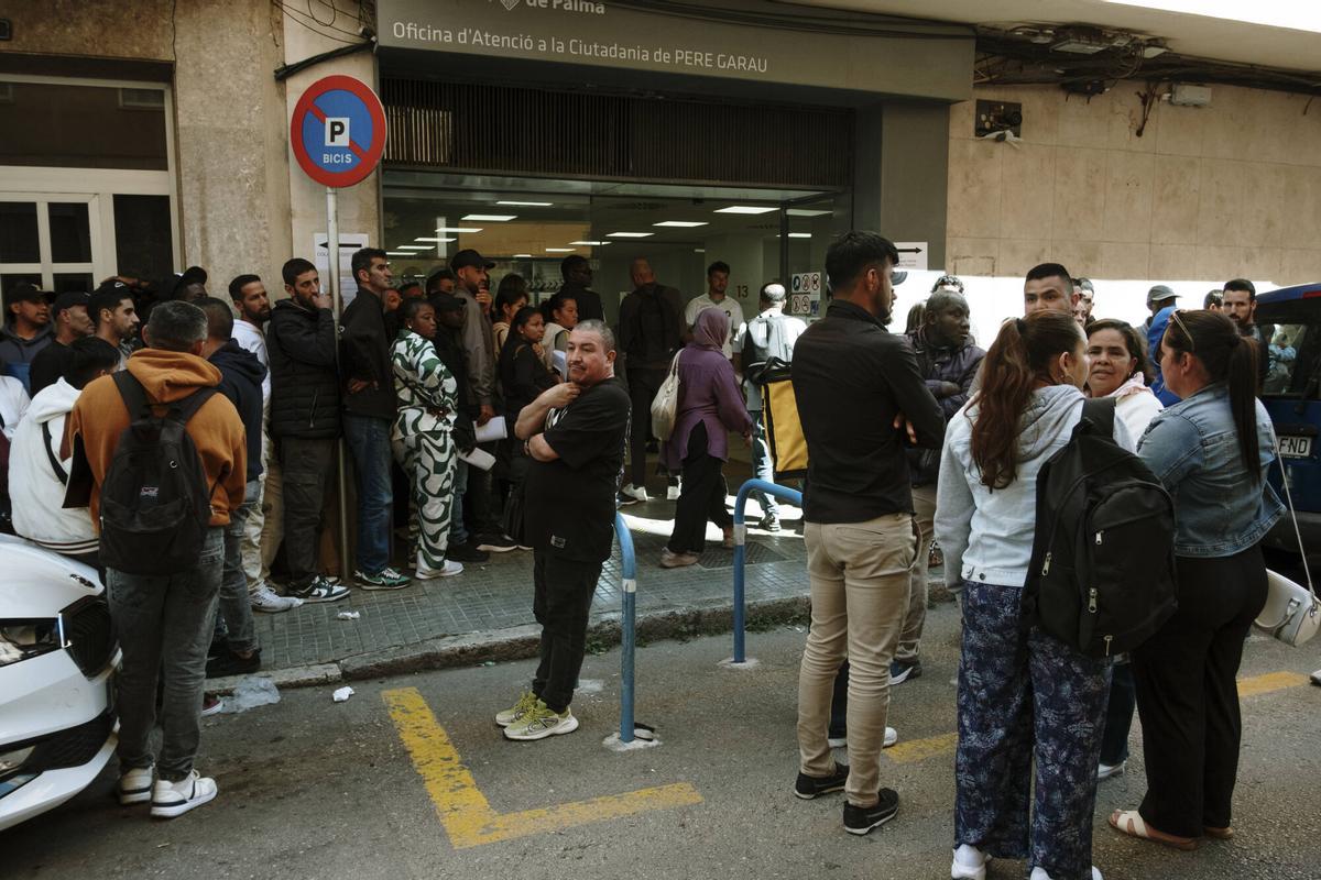 Largas colas este lunes en Pere Garau por la regularización