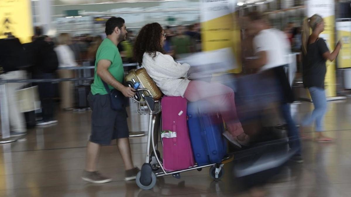 Pasajeros en el aeropuerto de El Prat.