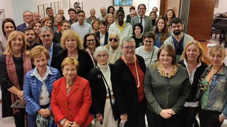 Algunos de los asistentes ayer a la lectura de la Declaración Universal de los Derechos Humanos en la sede del Instituto Alicantino de Cultura Juan Gil-Albert.