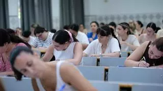 Oposiciones a profesor en Andalucía: nervios y muchos aspirantes para optar a las plazas docentes
