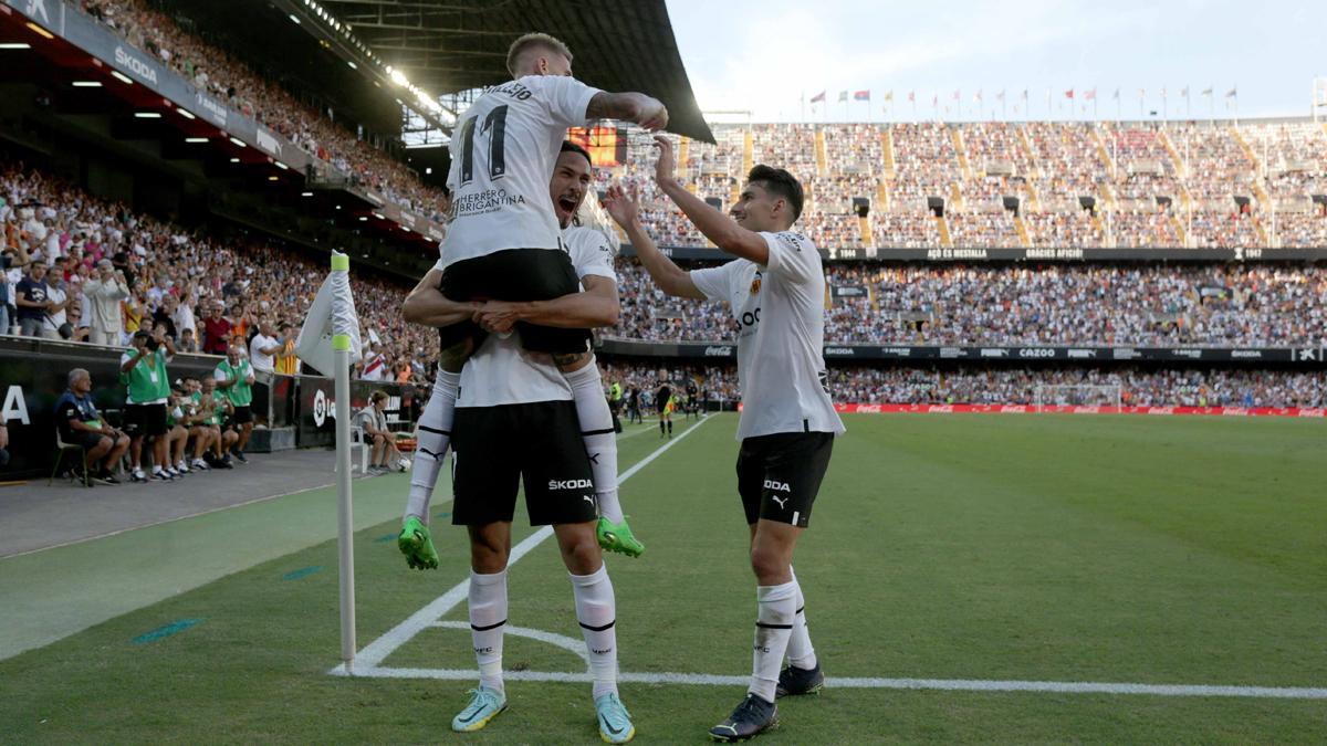 Castillejo, Cavani y Almeida celebran un gol en Mestalla