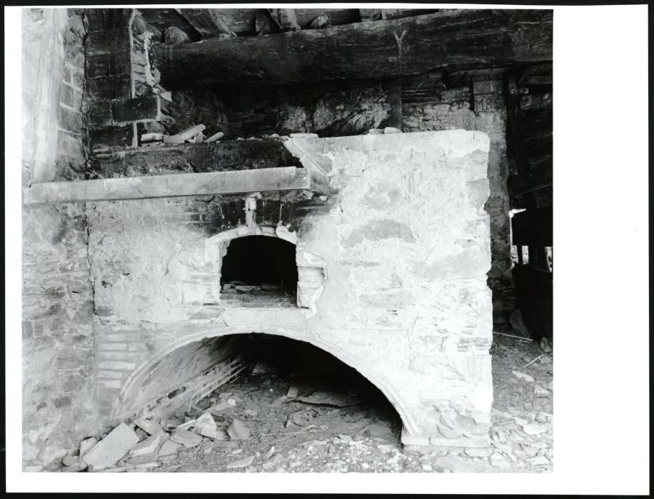 Fotografia del forn de pa de pedra d'una masia abandonada