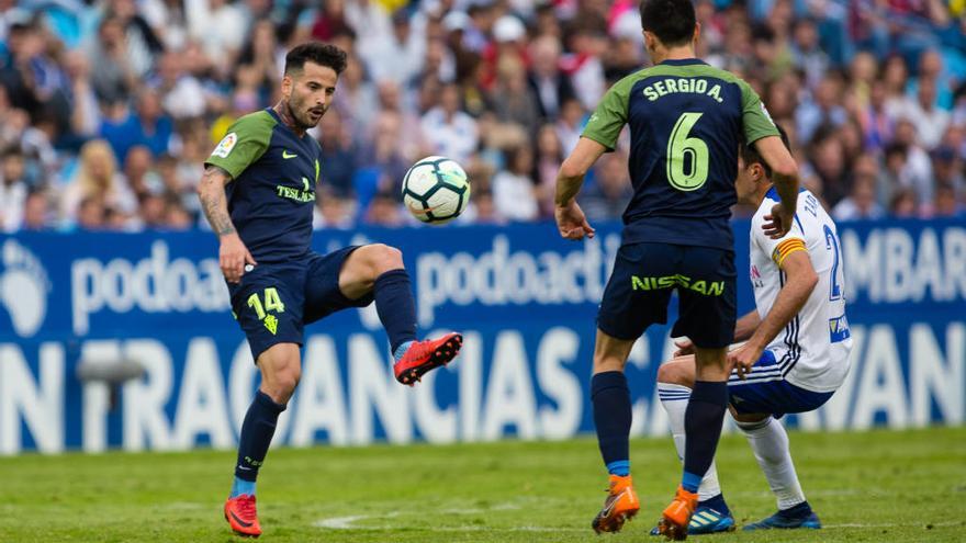 Una acción del partido entre Zaragoza y Sporting.