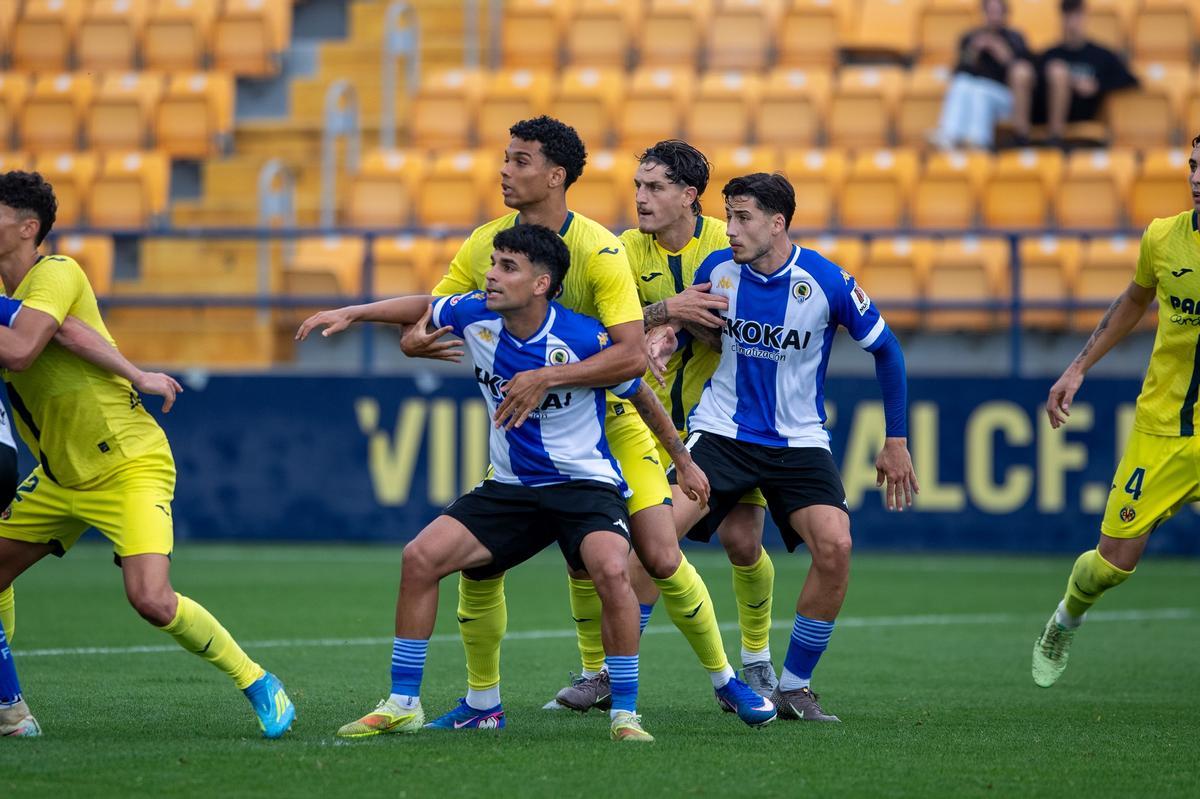 Andy Escudero y Unai Ropero bien defendidos dentro del área del Villarreal B.