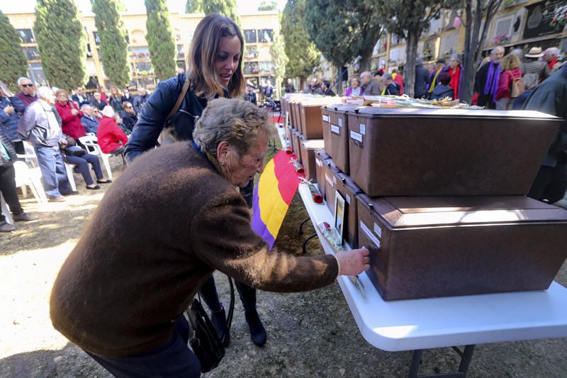 Entrega de los restos de los fusilados por el franquismo a sus familiares, en Paterna