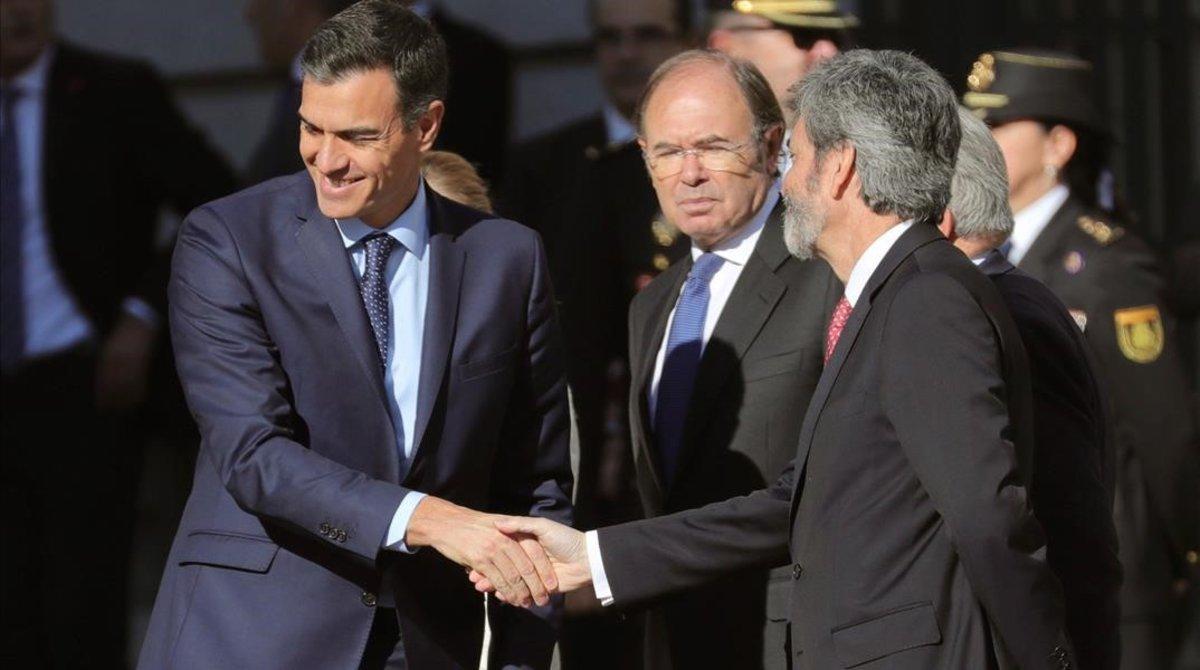 Pedro Sánchez y Carlos Lesmes, a su llegada a los actos en el Congreso.