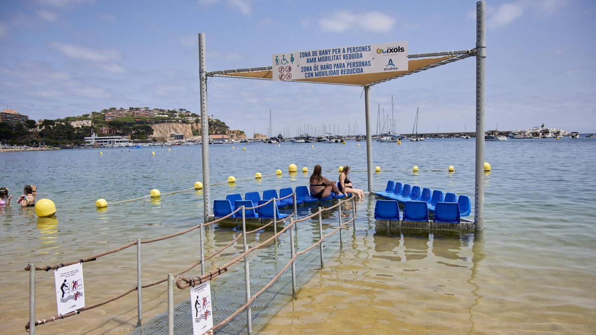 La zona de bany per a persones amb mobilitat reduïda a la platja de Sant Feliu de Guíxols.