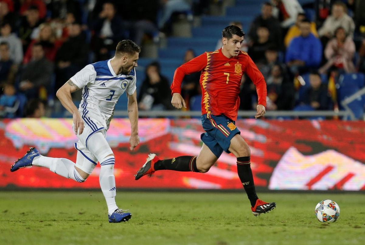 Soccer Football - International Friendly - Spain v Bosnia and Herzegovina - Gran Canaria Stadium, Las Palmas, Spain - November 18, 2018  Spain’s Alvaro Morata in action with Bosnia and Herzegovina’s Ermin Bicakcic   REUTERS/Santiago Ferrero