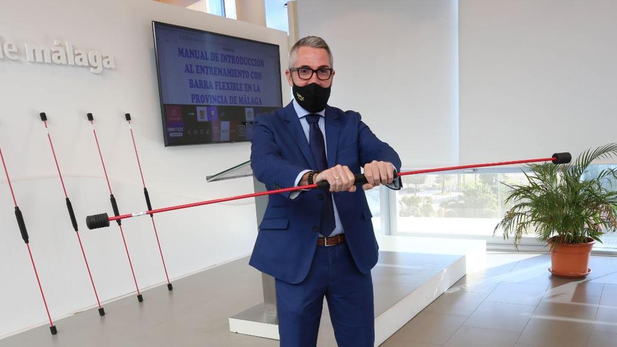 Juan Carlos Maldonado probando la barra flexible en su presentación.