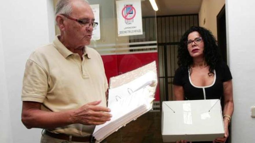 Carlos Candela y Lucía Izquierdo, durante la retirada del legado de la Biblioteca Central, hace dos meses.