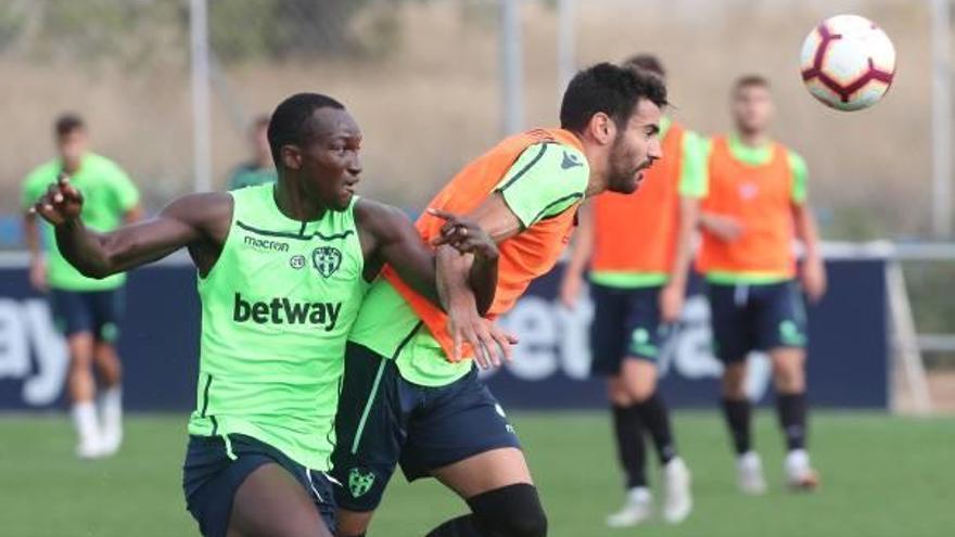 Dwamena, durante un entrenamiento, tiene muchos números para ser titular hoy.