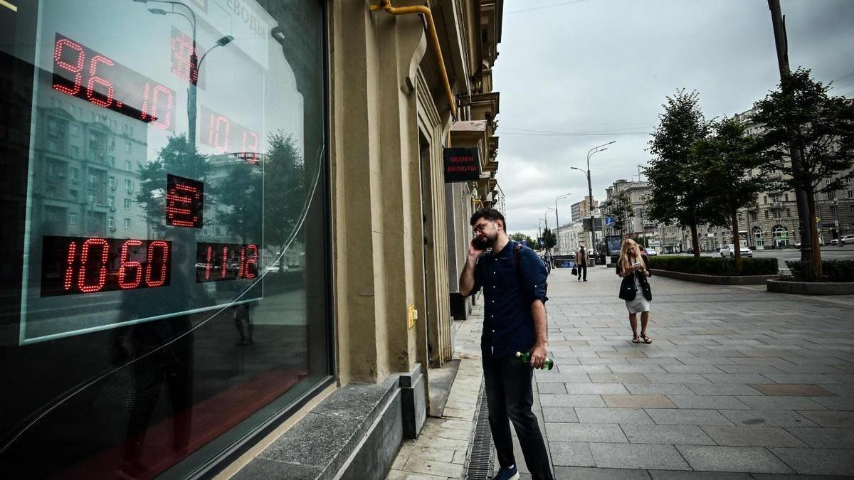 Un hombre consulta la cotización del rublo en una oficina de cambio en Moscú, este lunes.