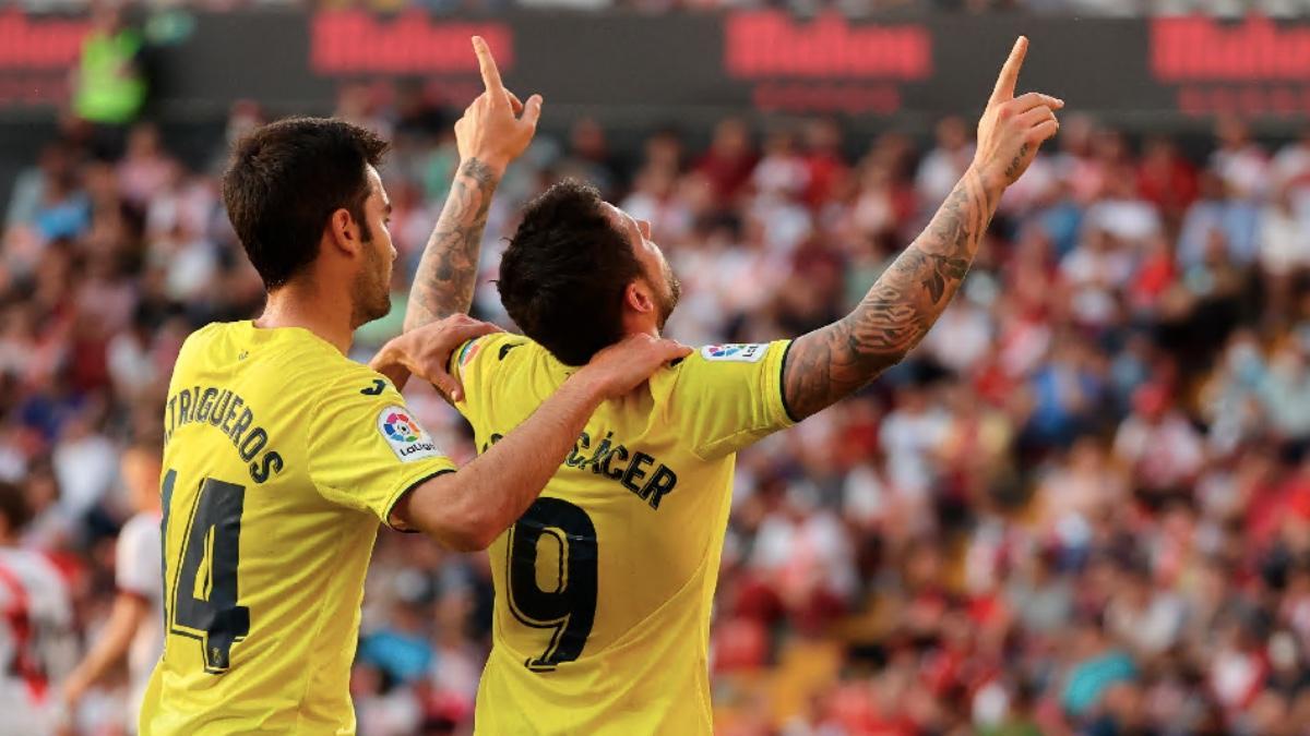 Alcácer celebrando un tanto con el Villarreal