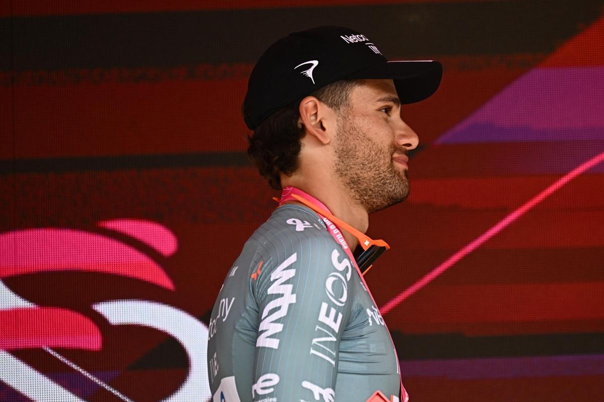 La etapa 10 del Giro de Italia 2026, en imágenes(Italy), 19/05/2026.- Italian cyclist Filippo Ganna of team Netcompany INEOS poses on the podium after winning the 10th stage of the Giro d'Italia 2026, an individual time trial (ITT) over 42 km from Viareggio to Massa, Italy, 19 May 2026. (Ciclismo, Italia) EFE/EPA/LUCA ZENNARO