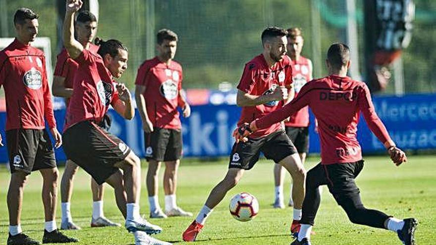 Somma golpea el balón durante el entrenamiento de ayer en Abegondo.